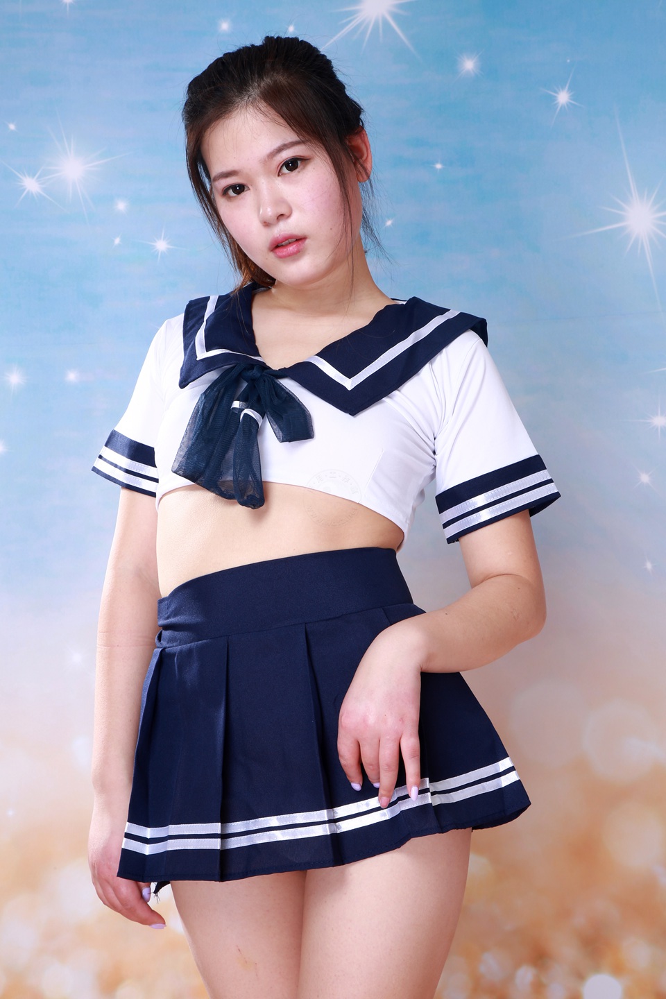 日月小瓜-穿水手制服的青涩女孩
