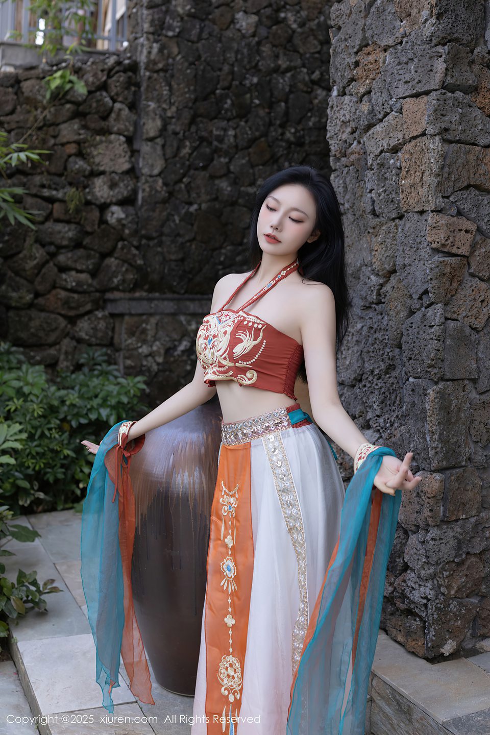 国模安然，性感古风服饰，性感娇羞容貌梦幻入魂，柔美身段一览无余