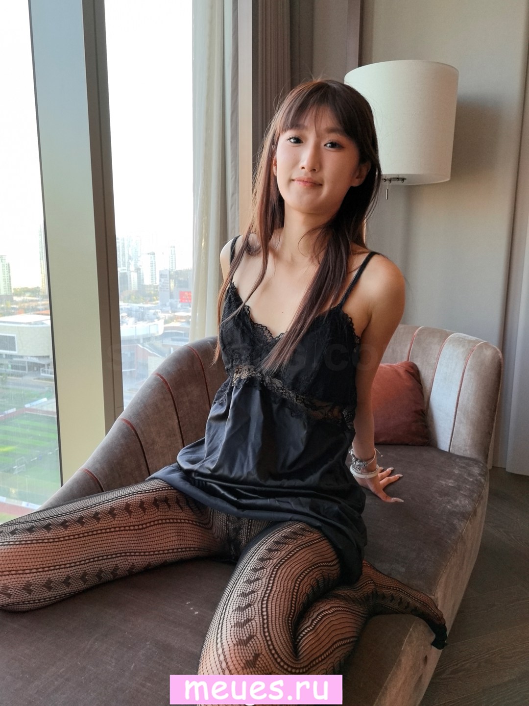 秀人网大学生兼职国模沙沙,透明、蕾丝细节露肩睡衣私房写真图