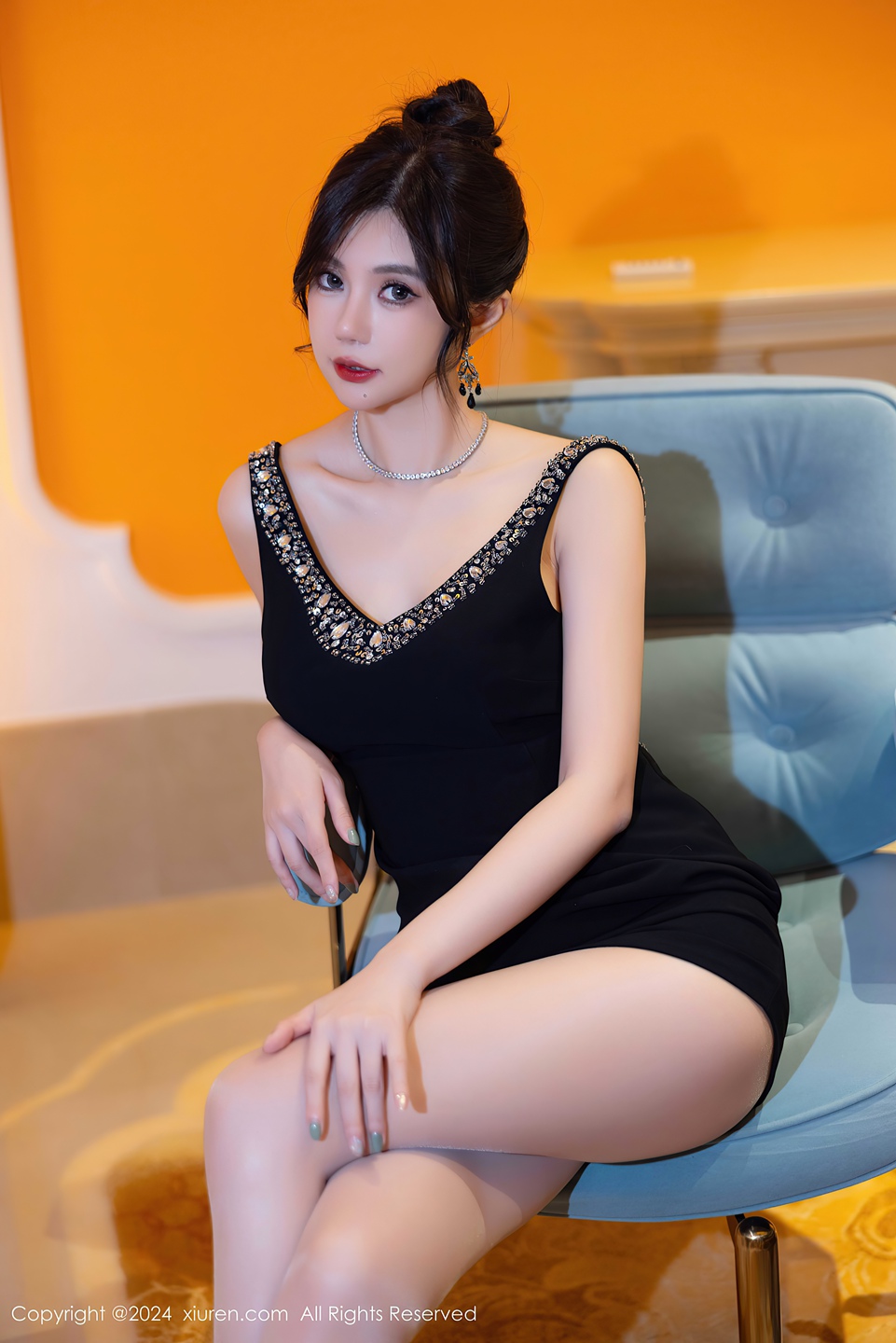 秀人网女神绮里嘉,性感黑色连衣短裙,娇柔曼妙的姿态明艳动人