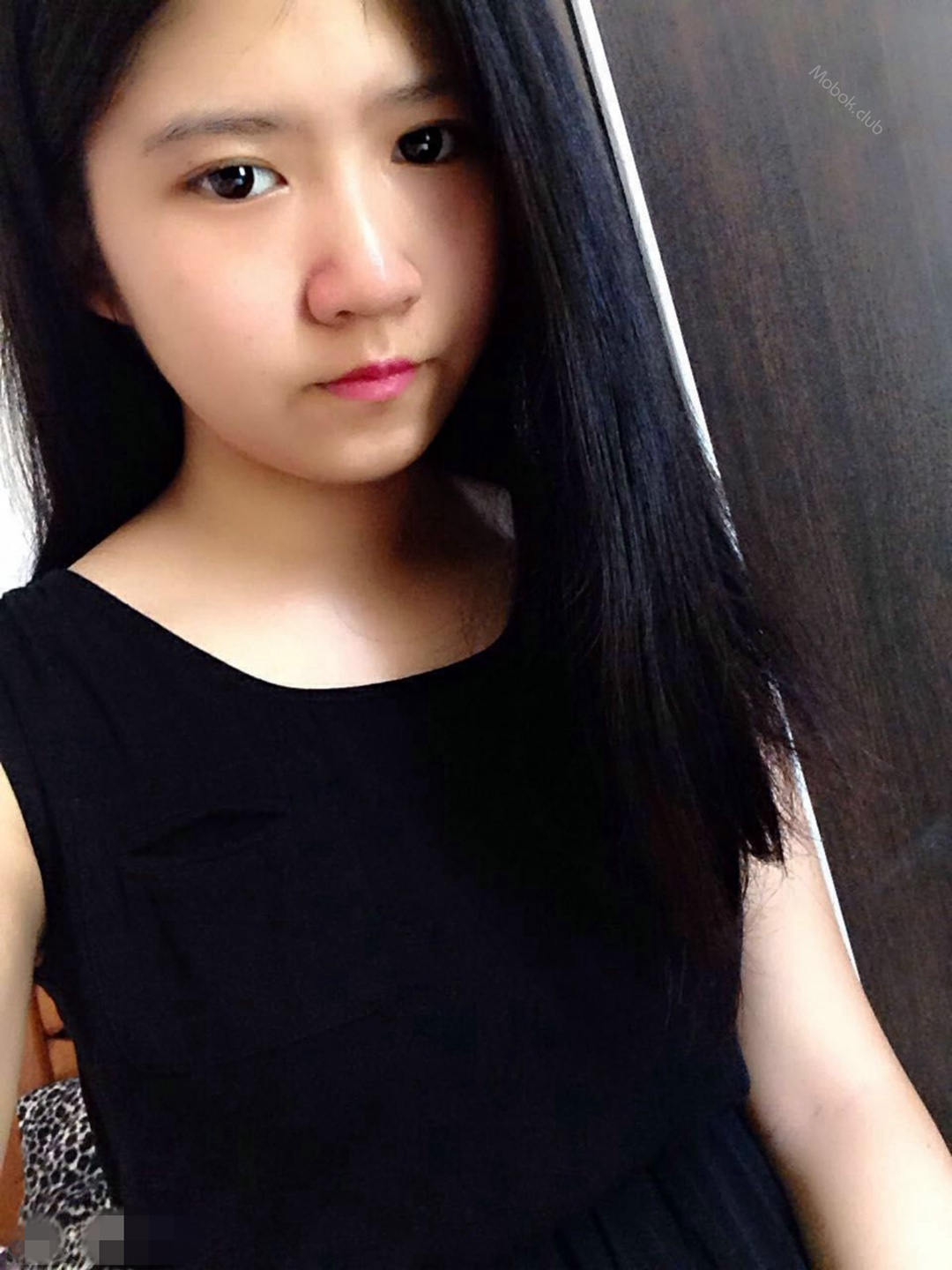 微胖可爱清纯校园萌妹不雅自拍流出，乳房白白嫩嫩真不小