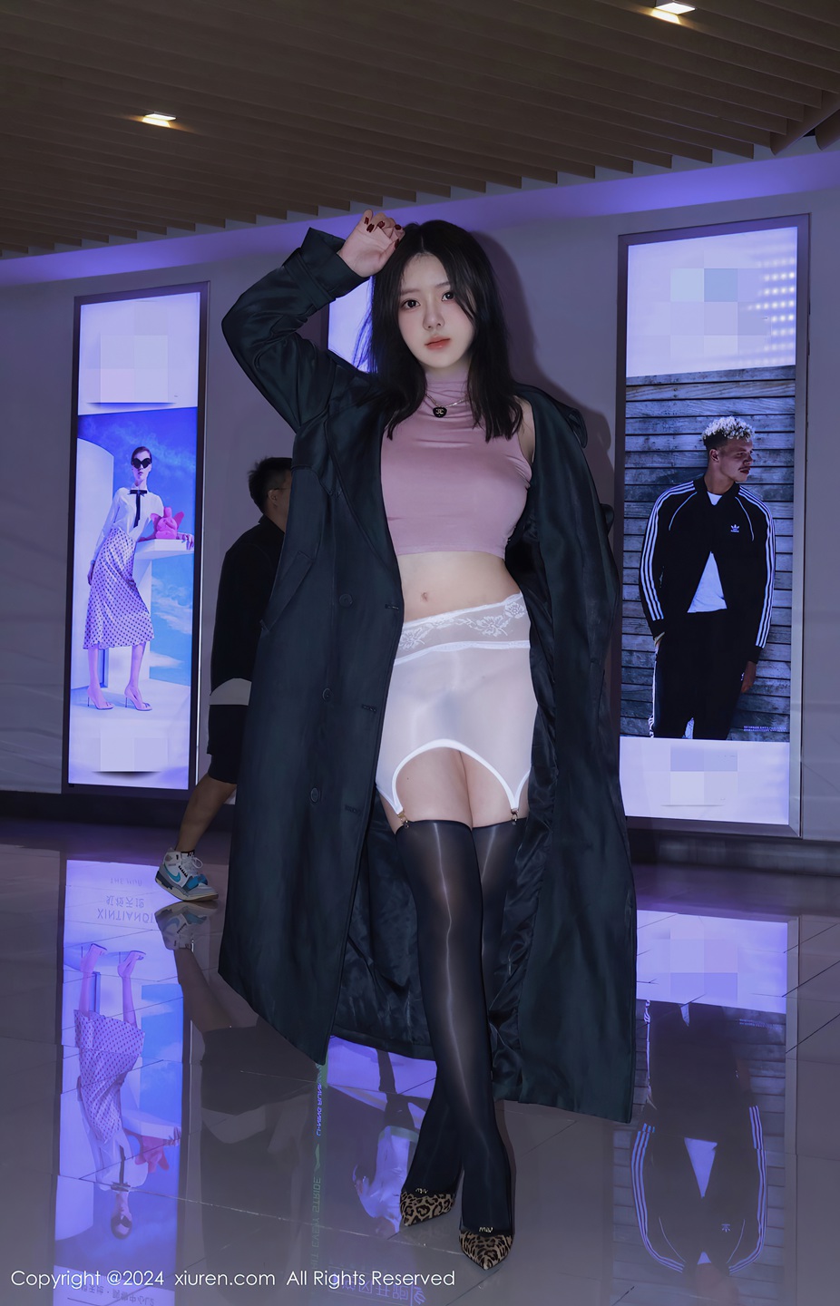 新人小薯条,性感黑色外套搭配肉色连体衣