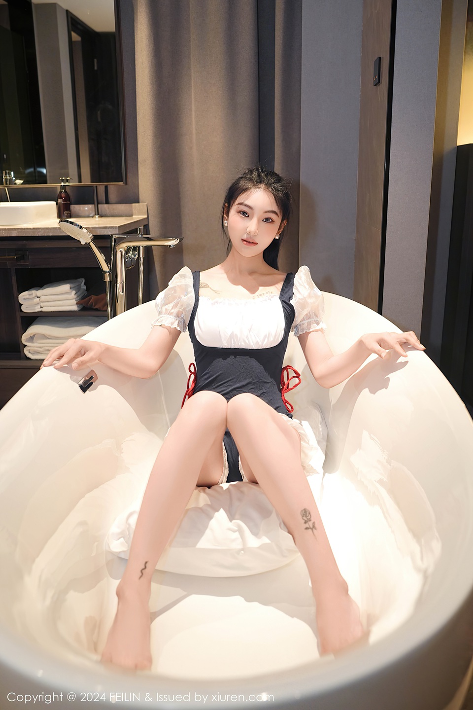 新人希恬儿性感写真,性感拼色联谊短裙身材多姿娇媚动人