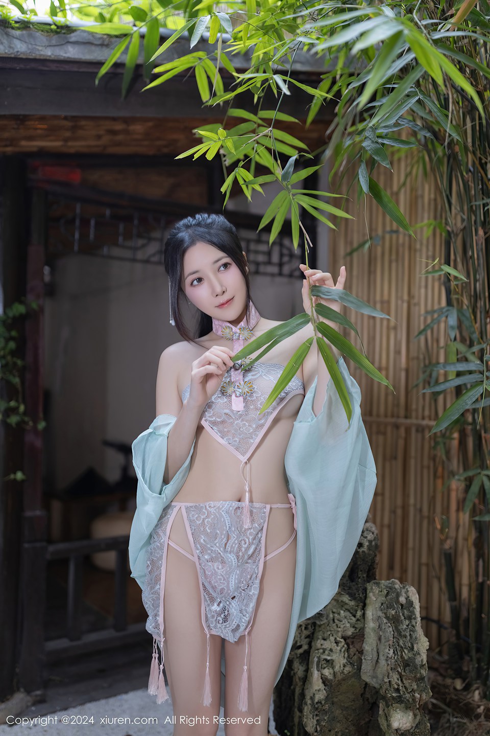 嫩模鱼子酱 花瓣浴场景拍摄 性感粉色内内婀娜动人身段极致妩媚