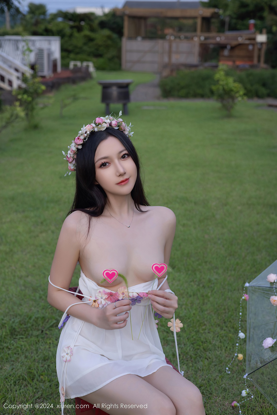 鱼子酱花朵主题性感白色吊带婀娜动人身段极致妩媚