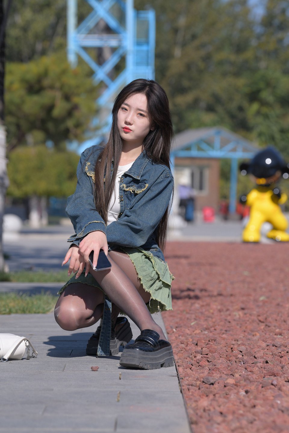 绝美气质街拍 黑丝御姐般的性感美女 惊鸿一瞥宛若被调教般的魅惑姿态 让人忍不住多看几眼的心动瞬间