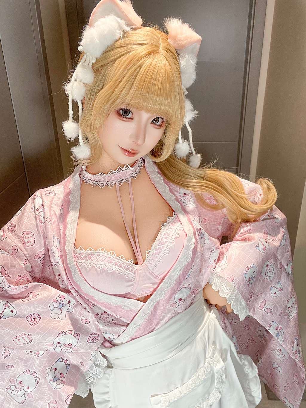 秀人网蠢沫沫 6月最新Cosplay写真 —— 冬日暖调主题，白金短发少女与粉色系造型展现甜美氛围