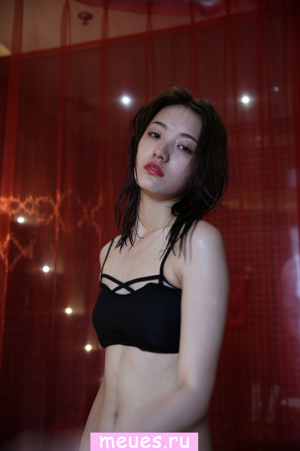 极品学生妹晶晶光影人像写真——浴中沉思的女孩,湿发与光线交织出的静谧瞬间