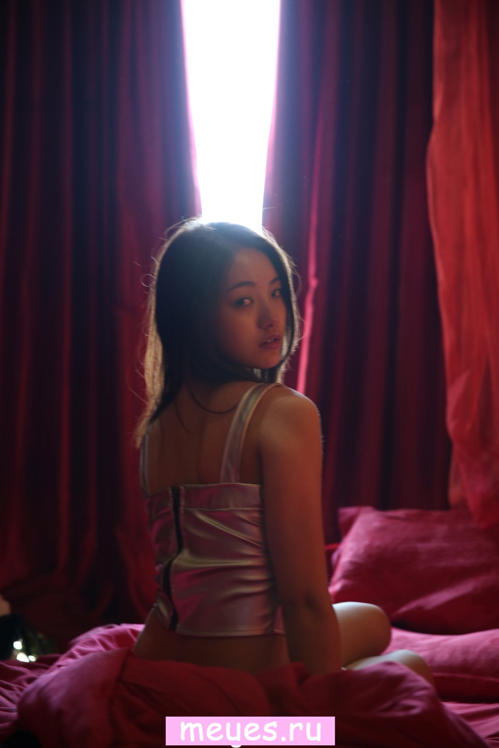 极品学生妹晶晶光影人像写真——浴中沉思的女孩,湿发与光线交织出的静谧瞬间