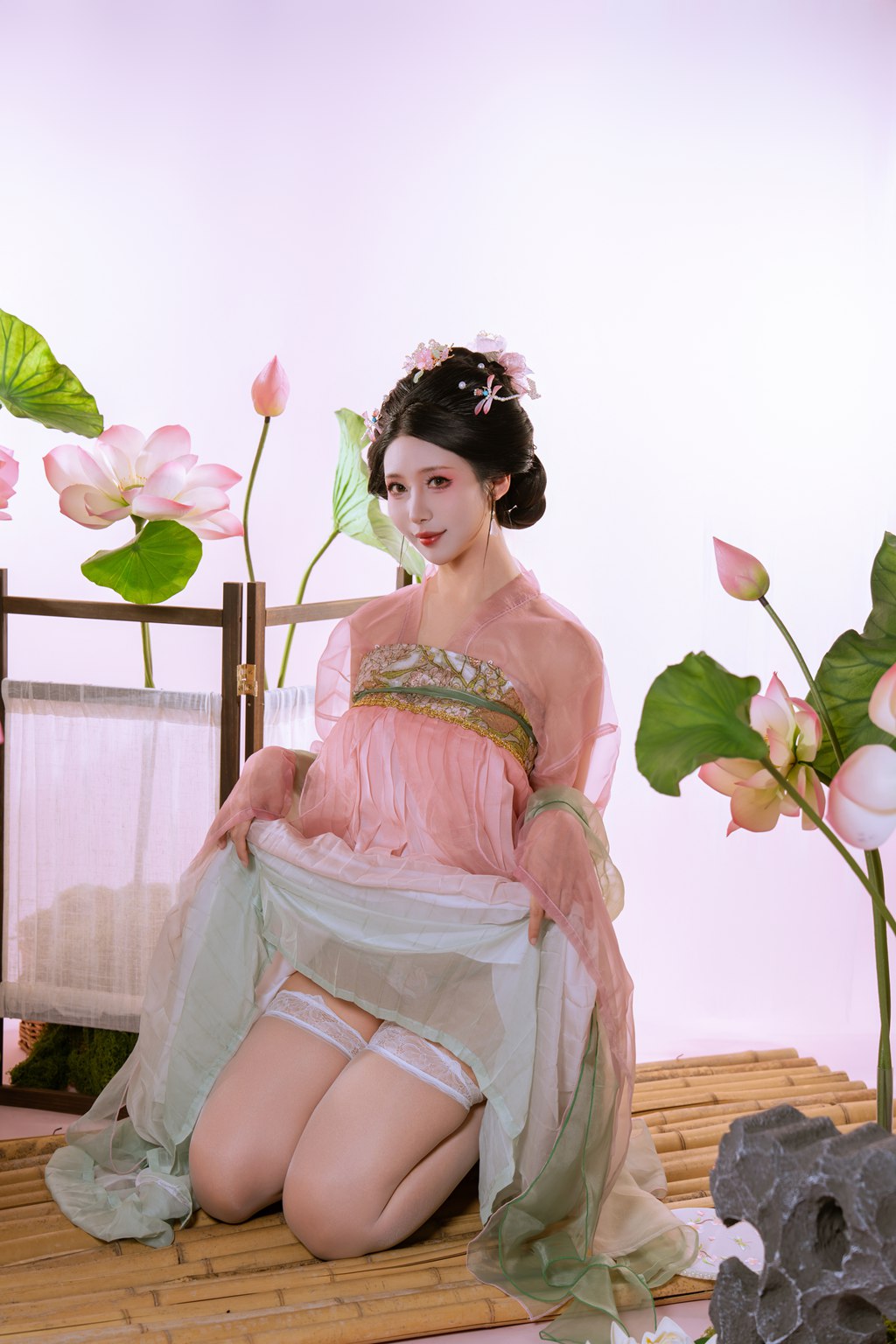 云溪溪写真套图 - 奶桃桃采莲汉服美女诱惑：古风性感写真高清下载、莲花梦幻cosplay欣赏与东方美女艺术摄影收藏