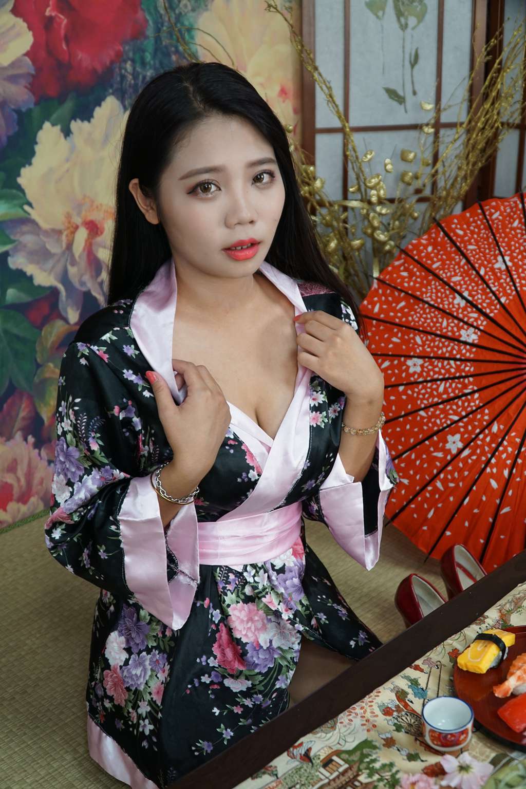 性感国模熙熙日系和服风写真——黑底花纹丝袍配粉边红伞的传统日本风情私房照,娃娃脸美女撩人诱惑