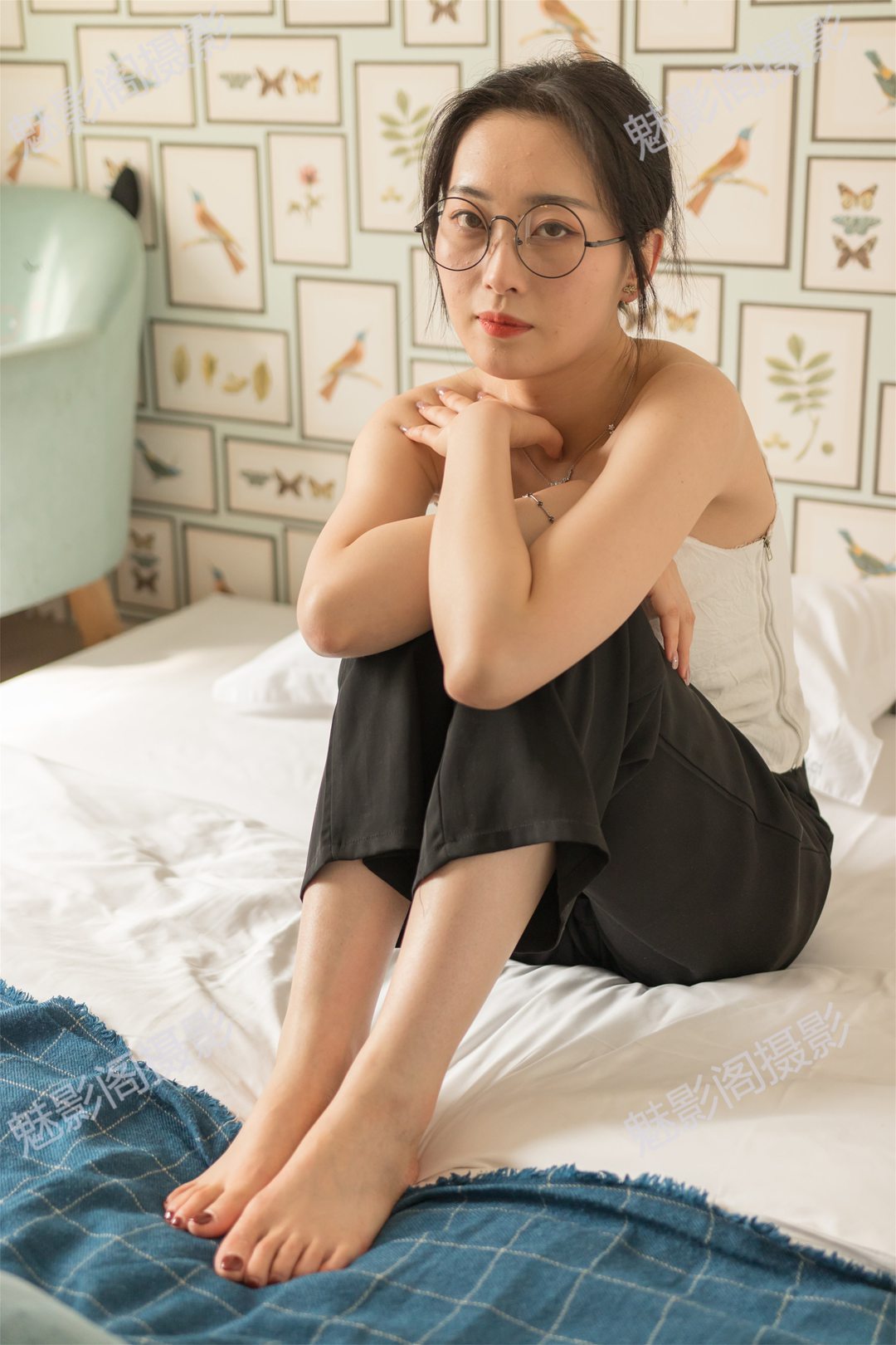 GM MOE 069|清新系S级眼镜女神写真集——花影暖阳下的温柔思绪与治愈气质大片