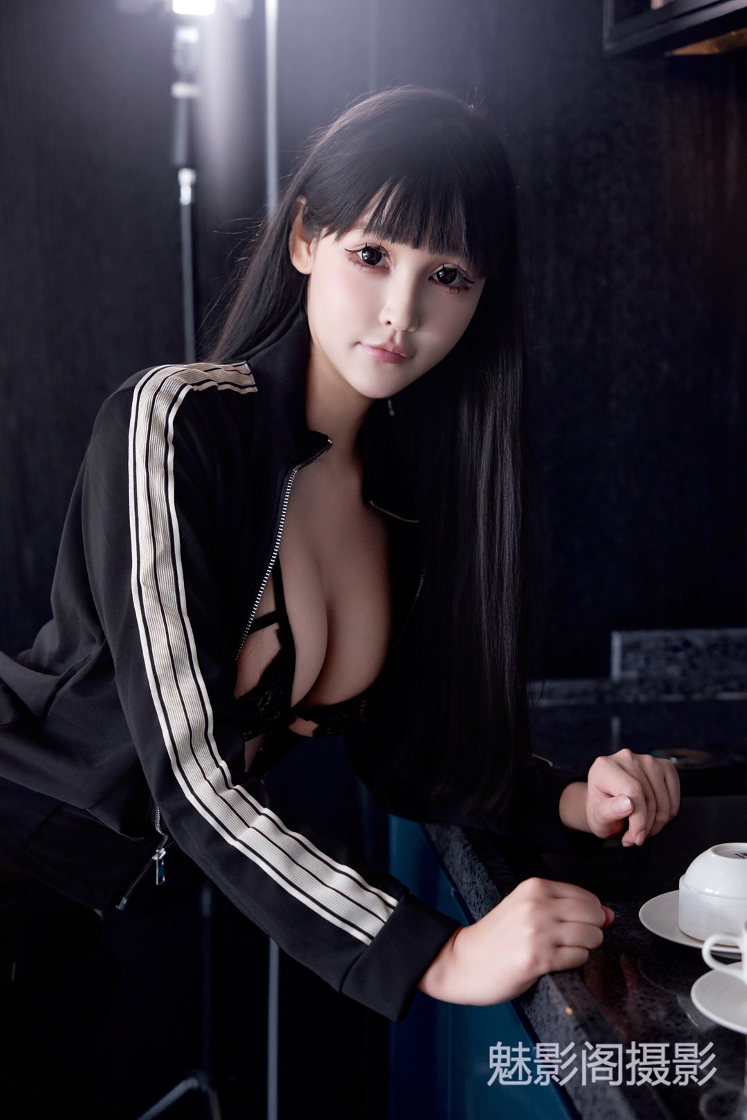 秀人网·智恩baby黑色休闲系清新写真|长发与光影的温柔瞬间|原版高清无水印首发
