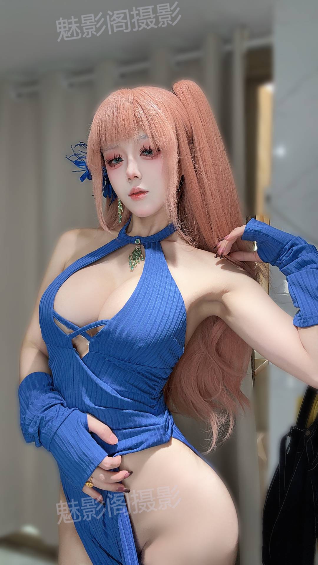 国模九言「惑」系列Cosplay写真:粉橙马尾+镂空绑带,解锁冷艳掌控感