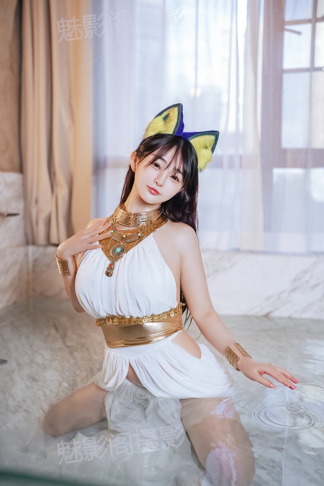 - 桜井宁宁 白色猫娘主题写真:金腰带+绿宝项链,配饰精致层次感十足