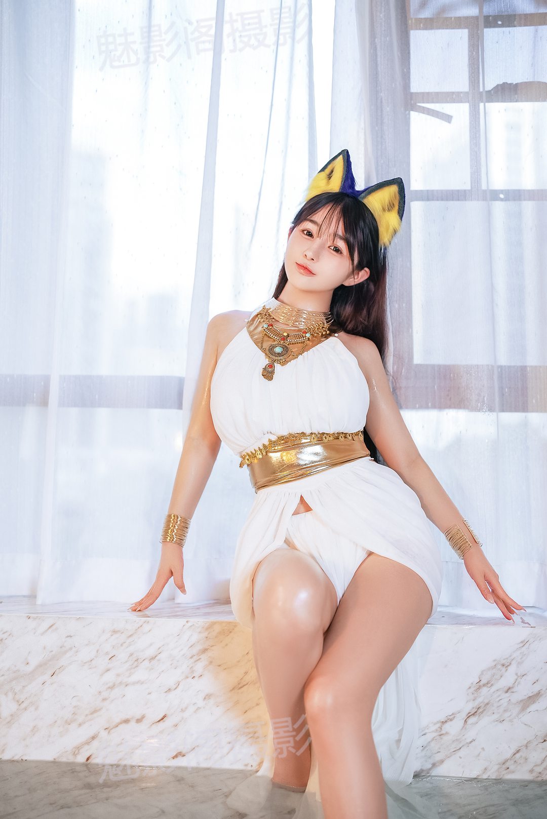 - 桜井宁宁 白色猫娘主题写真:金腰带+绿宝项链,配饰精致层次感十足