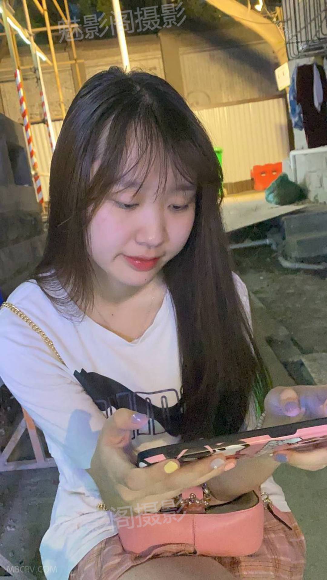 李Y妍微胖大学女友形象颠覆审美!青涩互动藏满青春悸动,街角夜拍解锁真实感恋爱切片