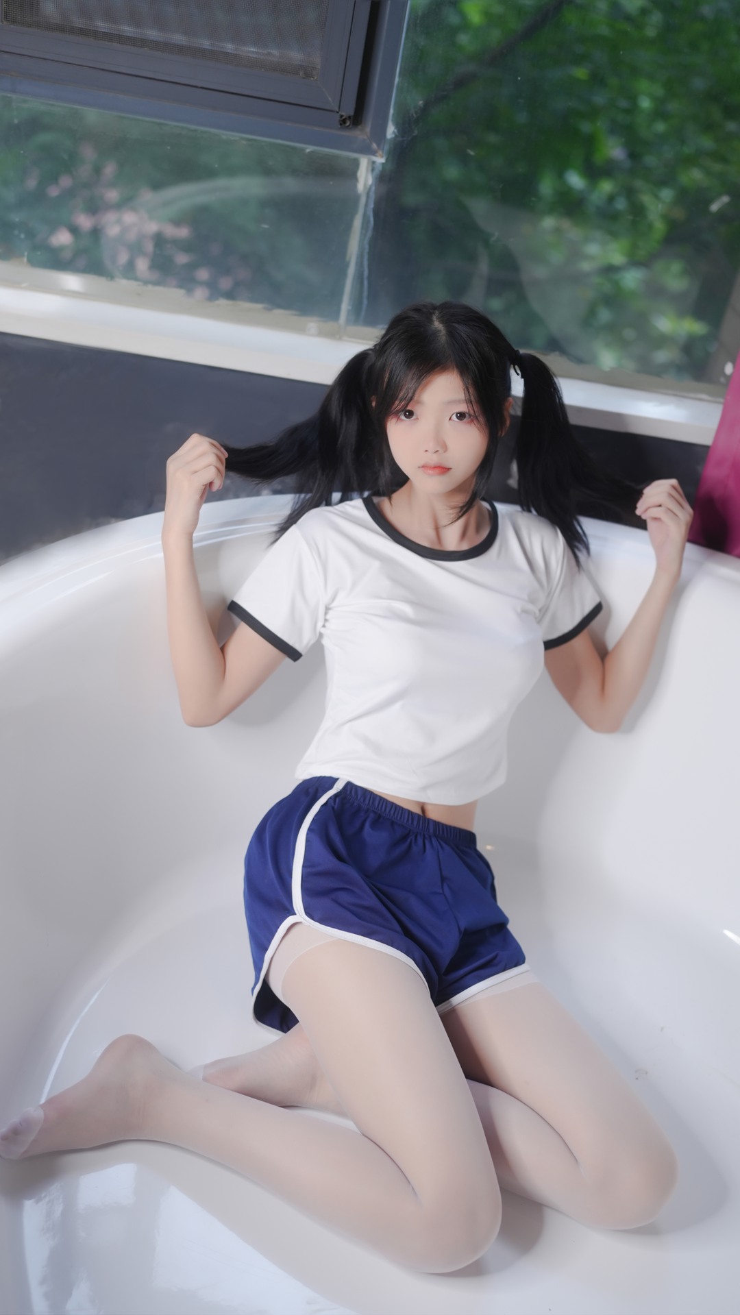 秋名山 - X005 小婕体操服写真|白色短T+蓝色运动短裤+肉色丝袜|浴缸场景青春少女风|双马尾甜美造型