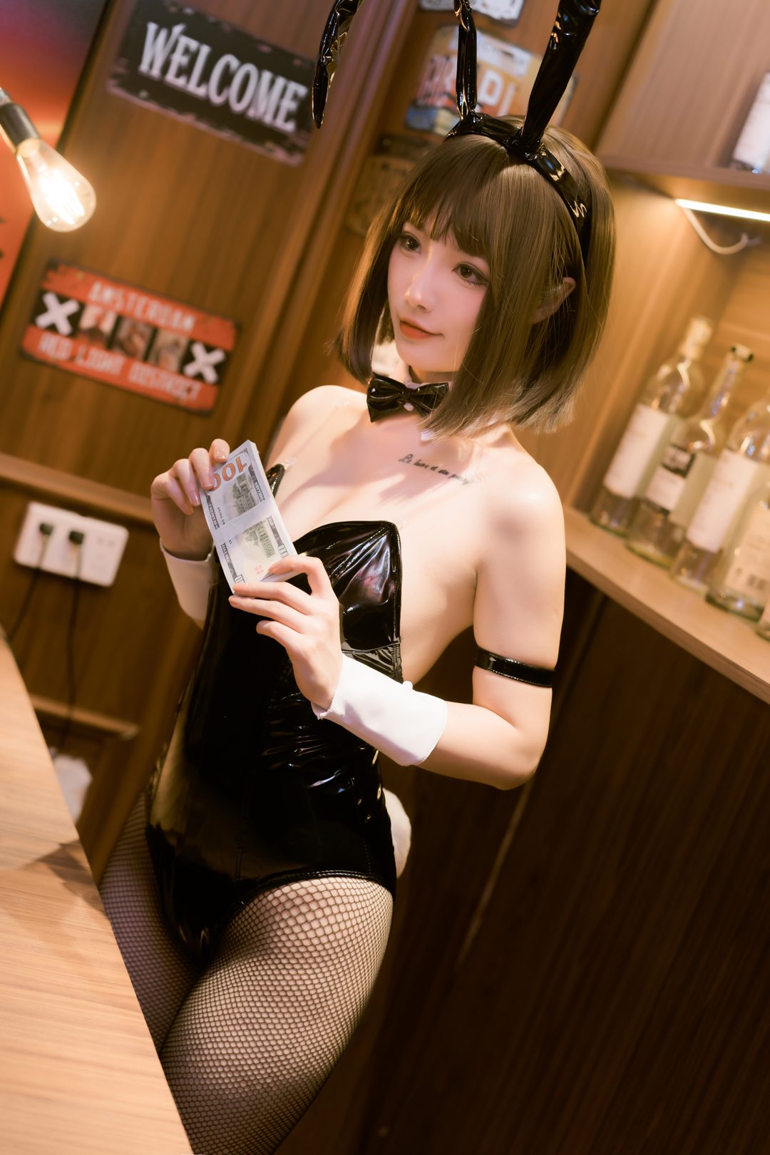 桃良阿宅兔女郎主题写真集|黑色亮面兔女郎装+网袜美腿造型|高颜值二次元女神性感气质私房摄影