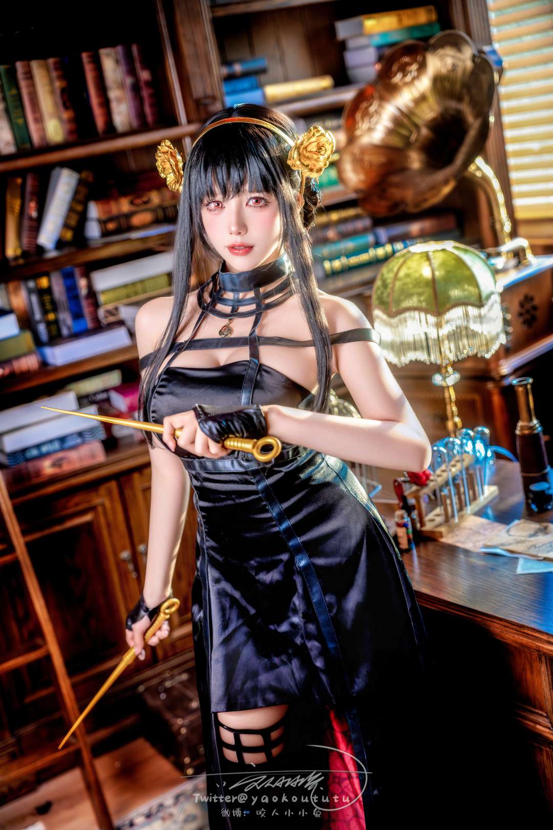 咬人小小兔3月限定COS大作|约尔太太黑丝哥特风惊艳登场!金玫瑰发饰+双持短剑,书房复古氛围拉满