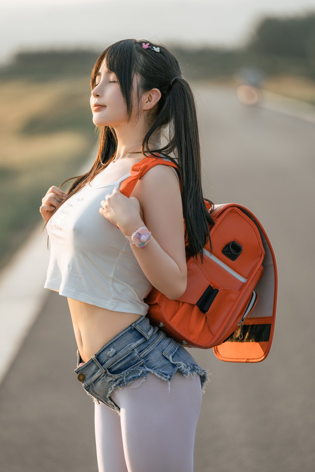 桜井宁宁NO.055「小红包」限定写真|阳光公路少女感爆棚!白色短T+牛仔热裤+橙色书包,日系清新风摄影大片