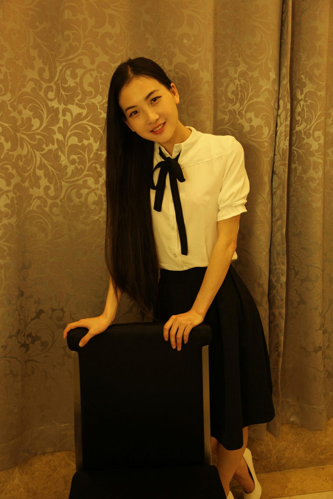 国模林妹妹早期私房写真曝光:清纯校服造型与复古室内氛围的视觉碰撞