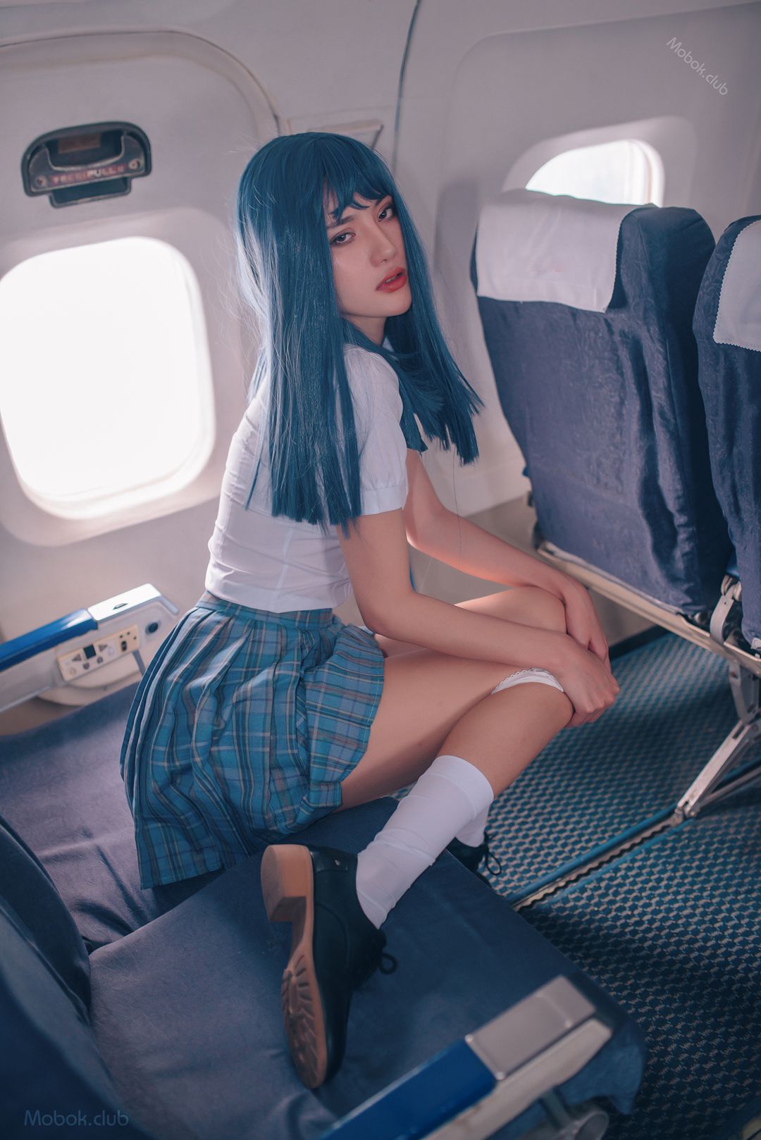 秀人网御用极品嫩模阿朱:蓝发JK制服飞机舱内狂野写真