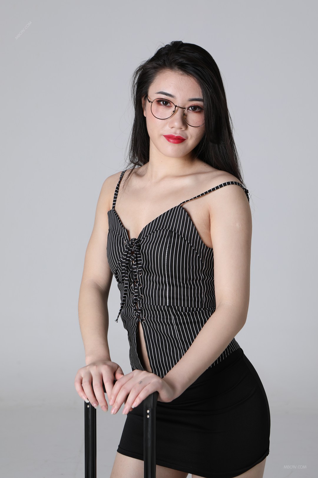 精品国模美娜职场风写真:黑白条纹吊带与知性眼镜的碰撞,演绎OL御姐的冷艳与性感美学