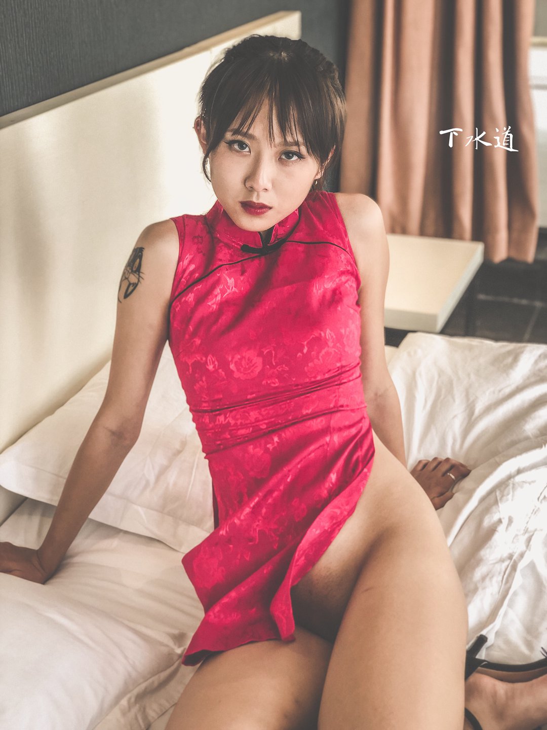 抖音70万粉网红卯哥王大炮私密写真:灰色吊带与运动裤的随性美学,演绎日常空间里的性感张力
