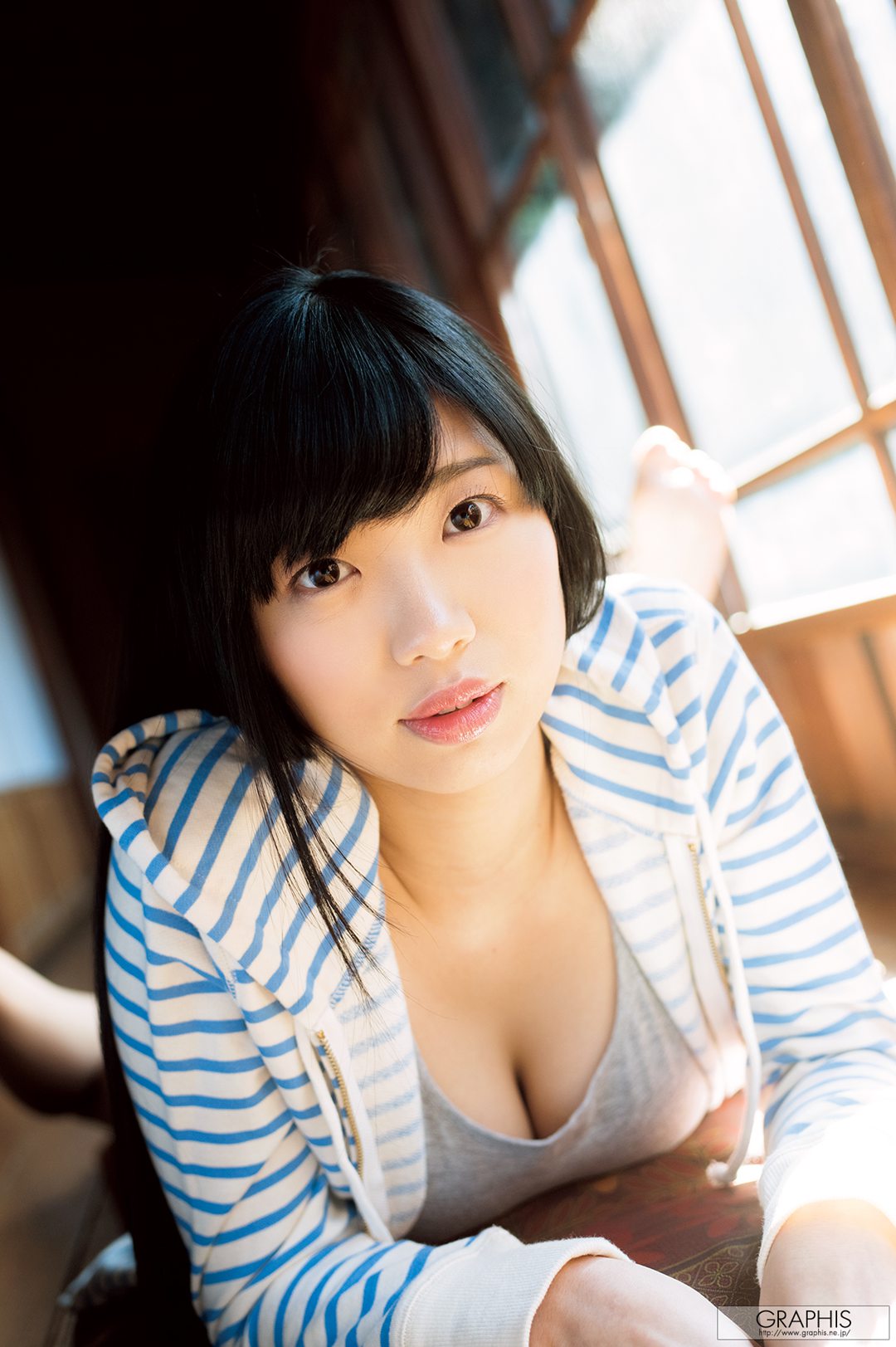 桐谷茉莉《Primula Julian》:蓝白条纹与柔光交织的居家写真,演绎日系少女的慵懒与纯真