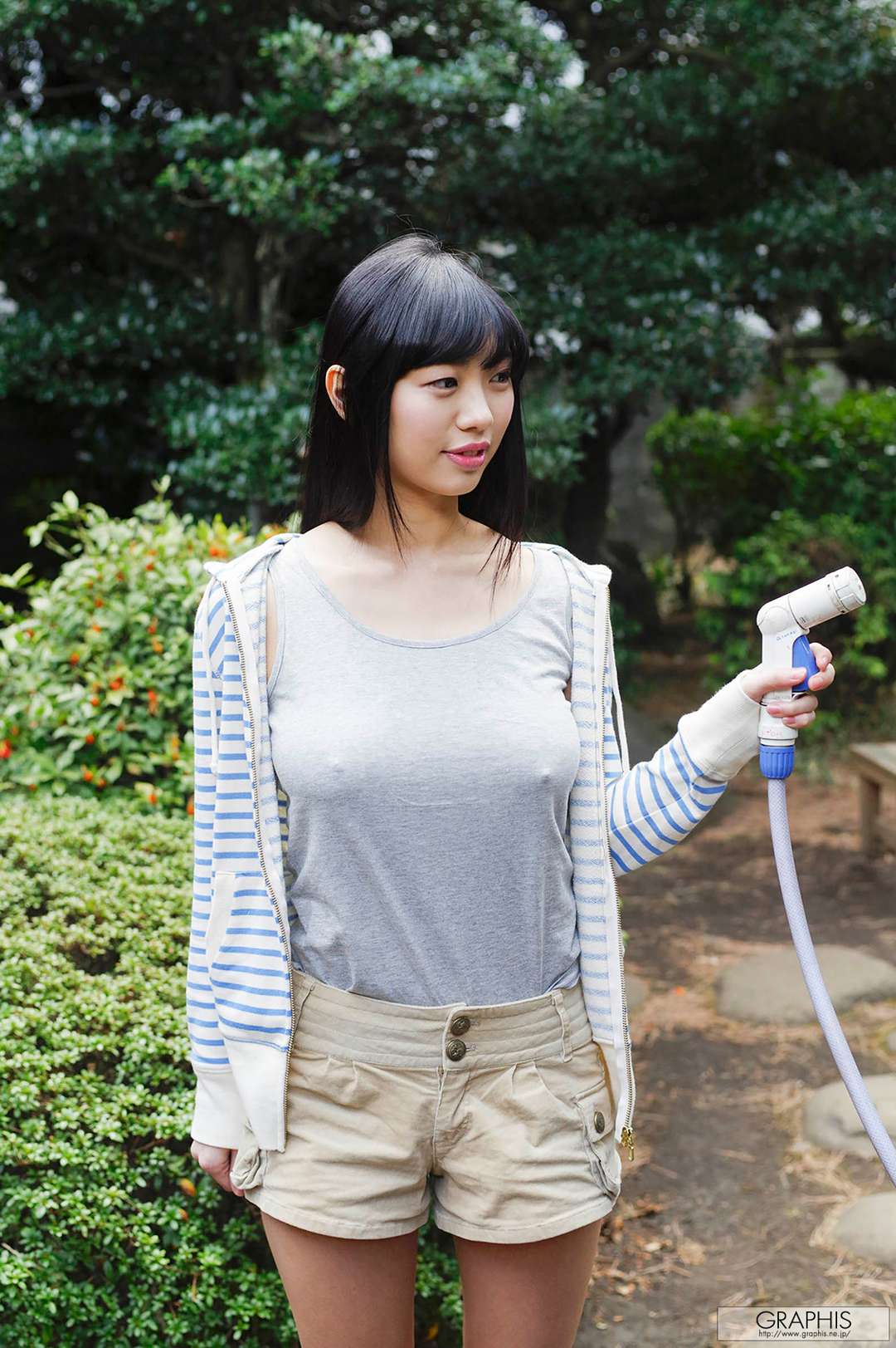 桐谷茉莉《Primula Julian》:蓝白条纹与柔光交织的居家写真,演绎日系少女的慵懒与纯真