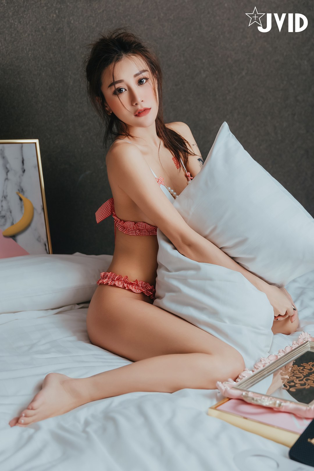 JVID NO.701 Lara Fan 日夜双囍写真:红格比基尼+珍珠吊带,慵懒床榻间的性感与甜美