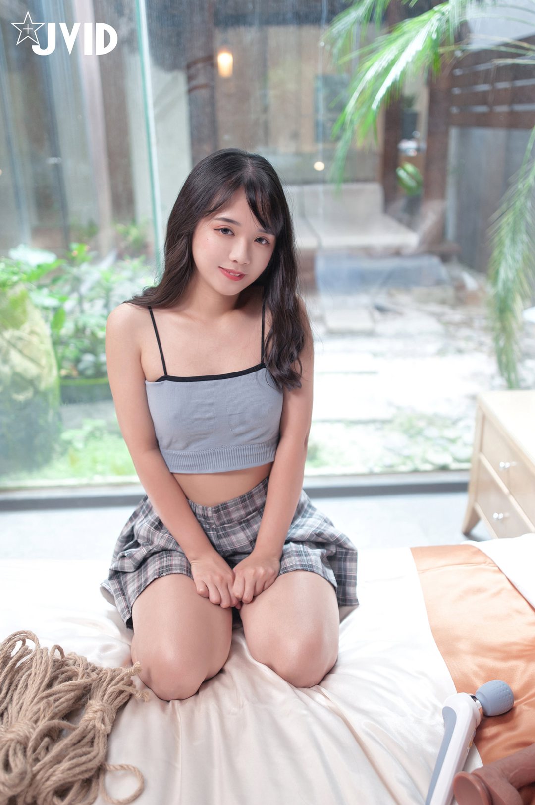 JVID NO.717 加加喵体验:灰吊带+格裙,玻璃窗前的清新少女感写真