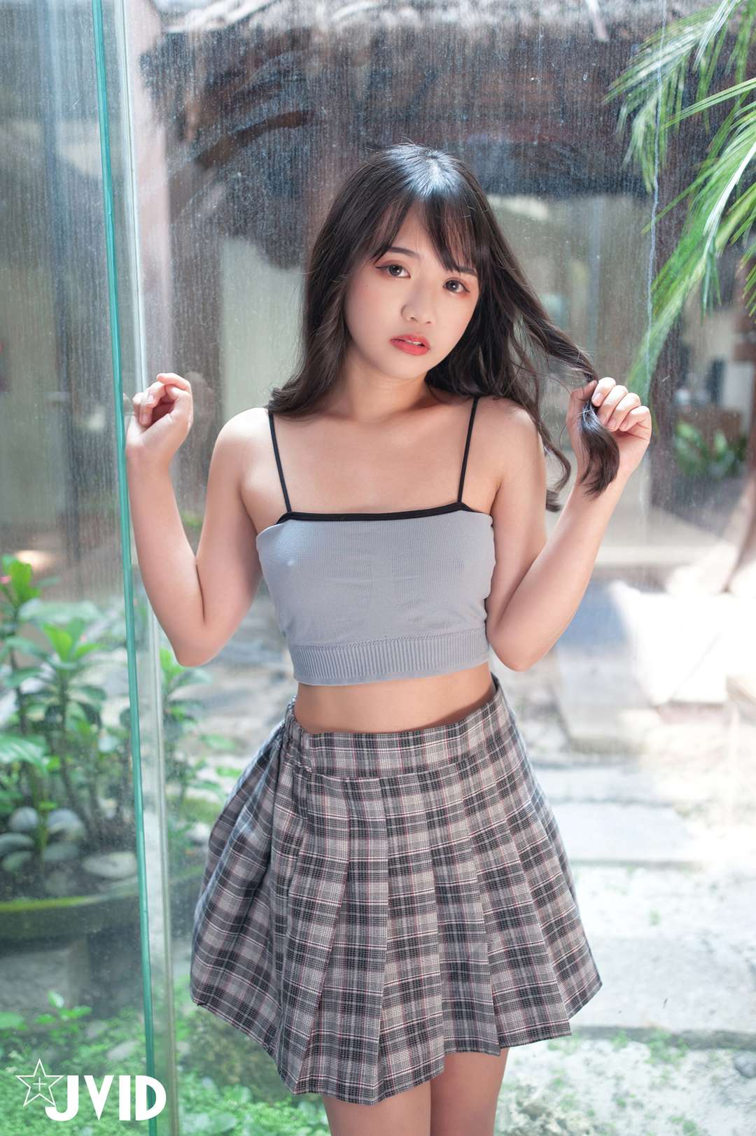 JVID NO.717 加加喵体验:灰吊带+格裙,玻璃窗前的清新少女感写真