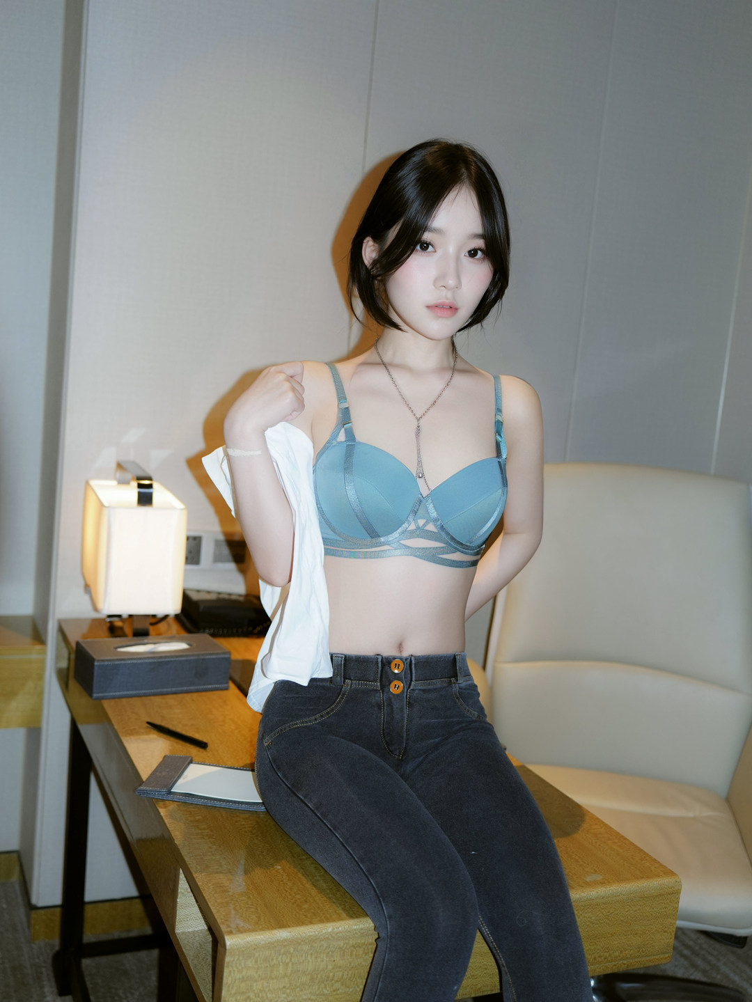 秀人网阿汁汁汁最新私房写真,湖蓝内衣搭配深色牛仔裤酒店简约室内清新高清套图