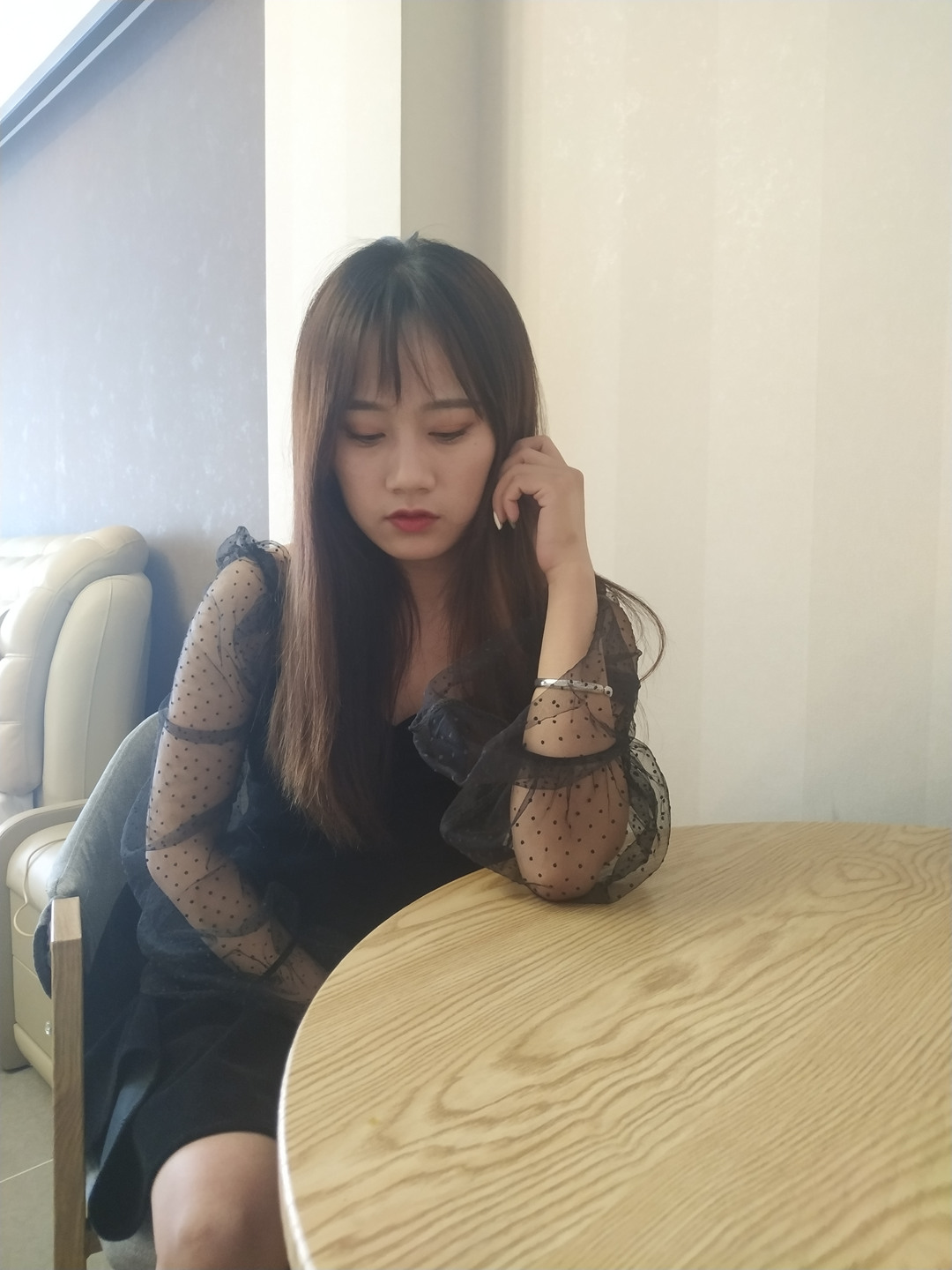 国模李博室内咖啡厅人像写真 黑色波点网纱连衣裙氛围感摄影作品