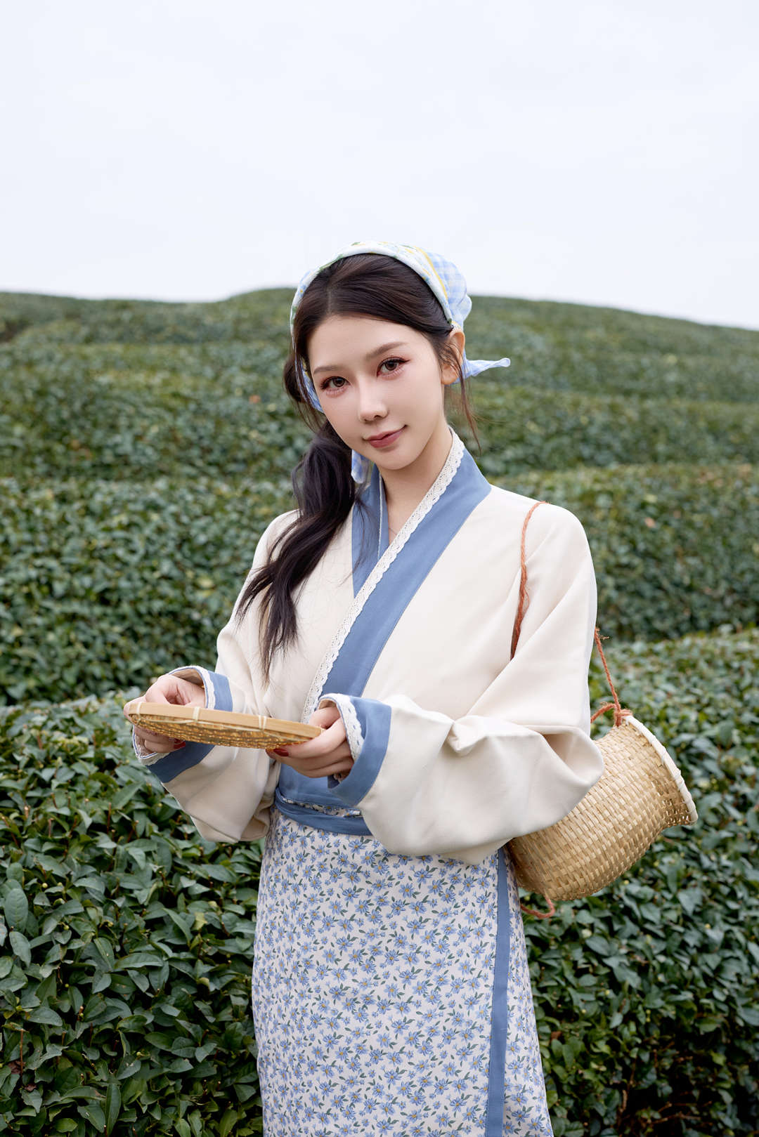 国模尹甜甜采茶女主题写真 茶园山野古风劳作风外景人像摄影