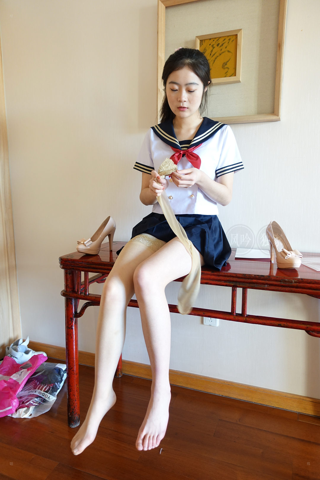 风吟鸟唱奚梦筱:日系水手服红领结,卧室私房居家写真高清套图