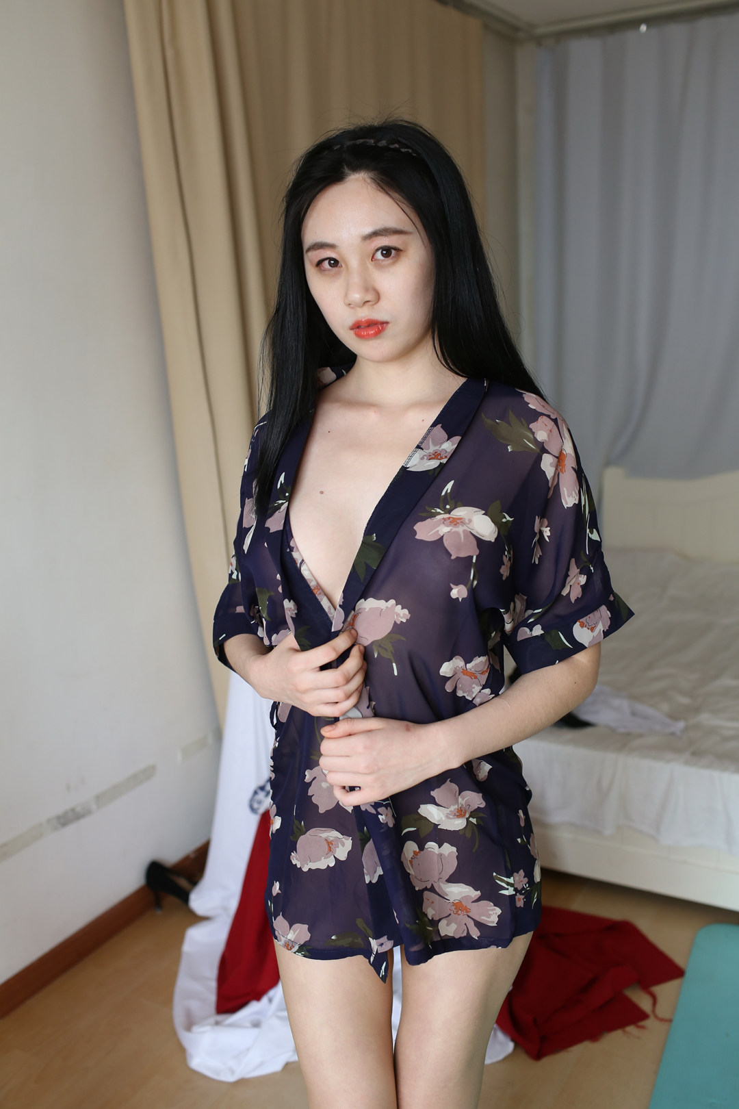 国模茜茜私房写真:白衬衫黑短裙OL风,窗边居家大尺度性感摄影