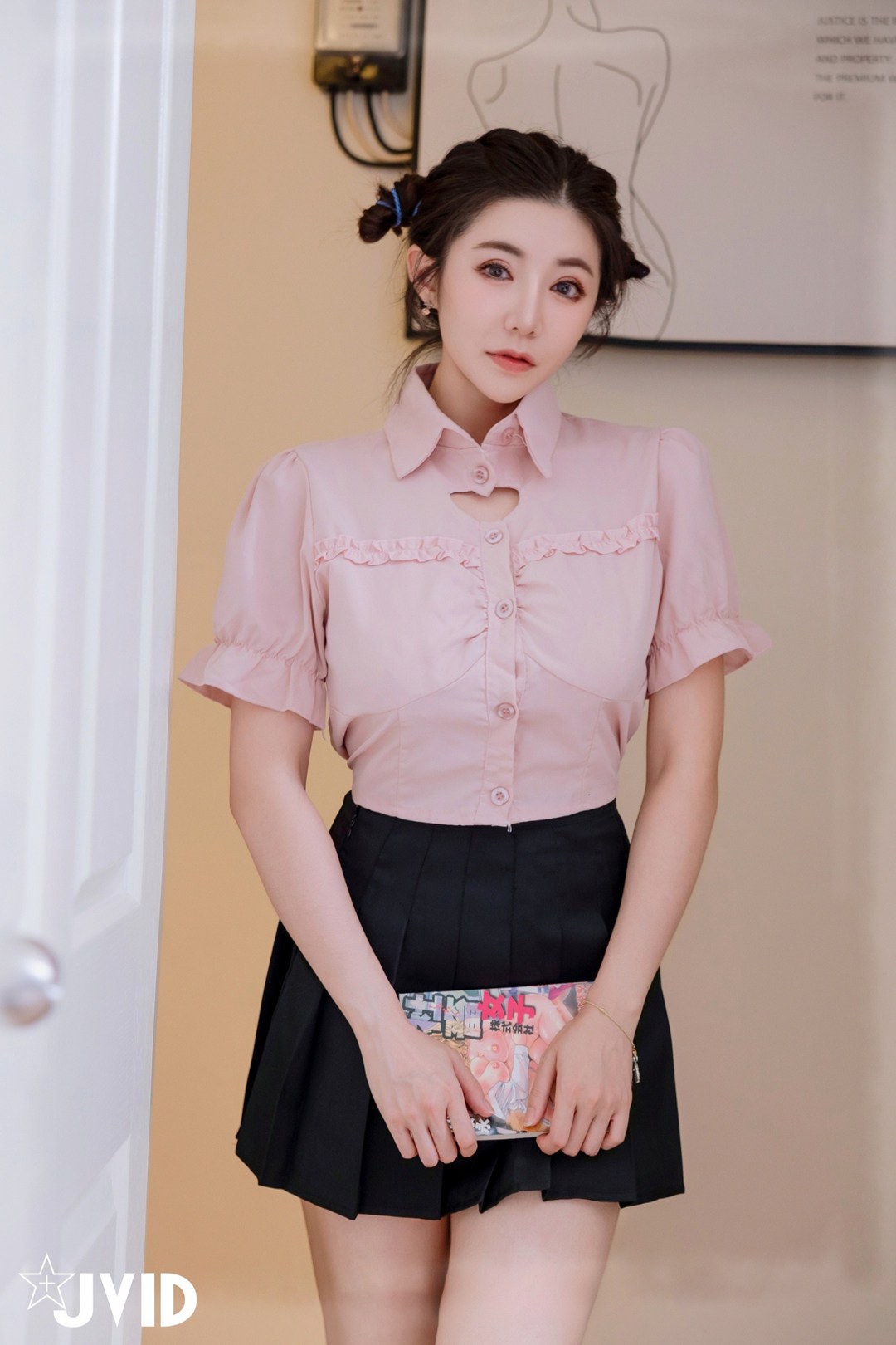 JVID Cian 甜美厨娘风:粉色荷叶边衬衫配百褶裙,俏皮双丸子头,居家纯欲写真