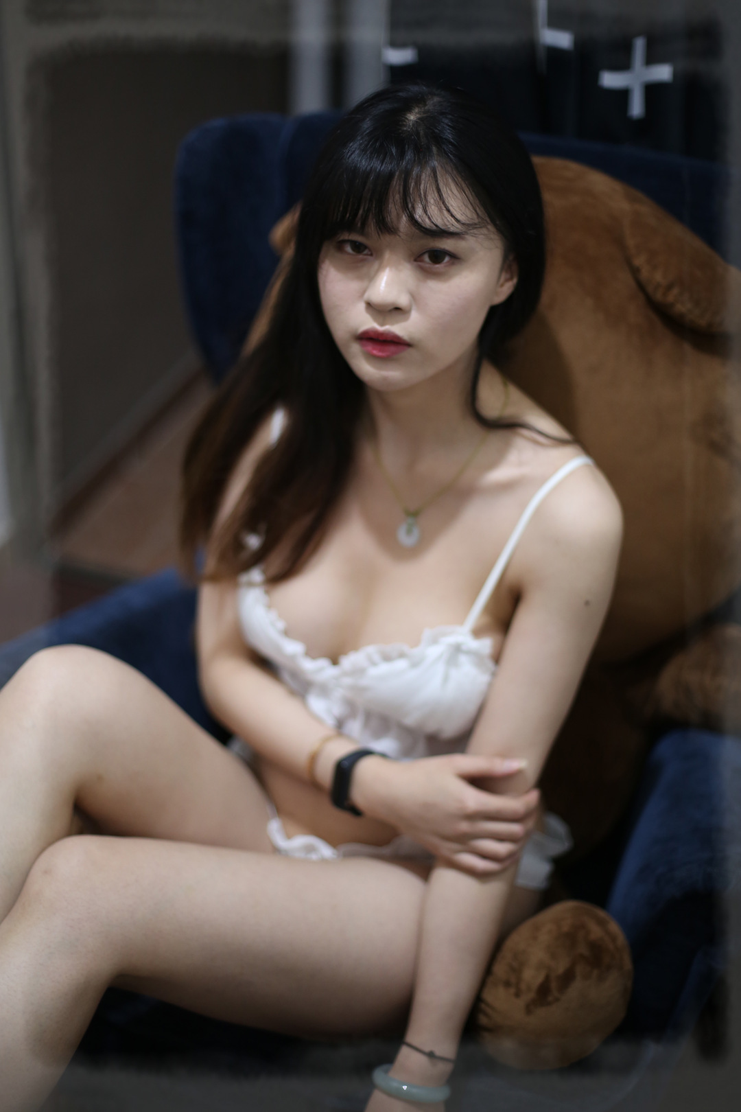 国模琅琊(桃子)私密写真:白色蕾丝内衣配巨型玩偶,忧郁侧颜与冷艳气质