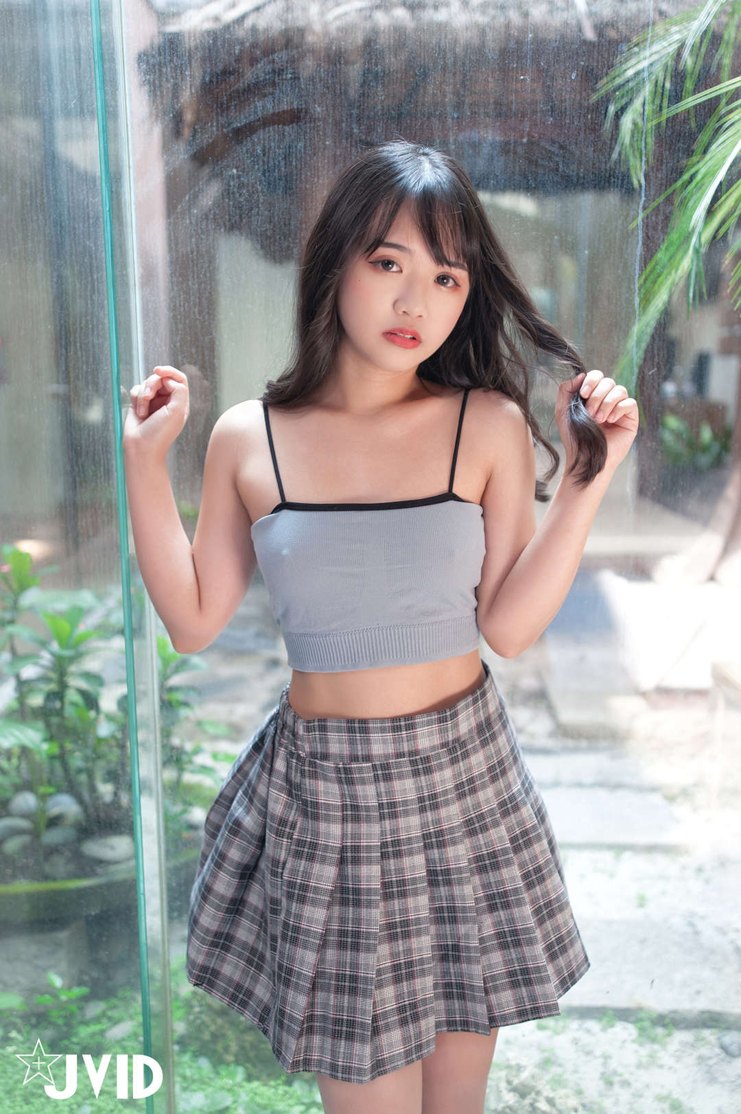 JVID加加喵Jamie紧缚初体验:灰吊带配格纹裙,玻璃房内的清纯少女与束缚反差萌